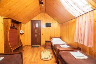 Мини-отель Villa Milena Буковель Трехместный номер с общей ванной комнатой-2